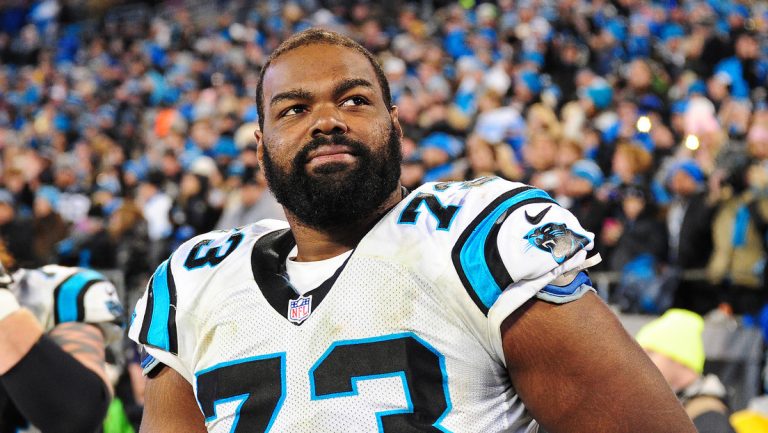 Un exjugador de la NFL acusa a la familia que lo acogió de enriquecerse a su costa con una película