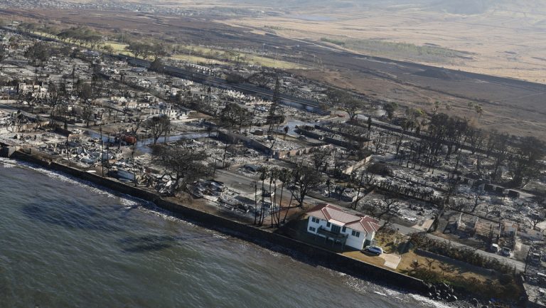 Una sola 'casa milagrosa' sobrevive el fuego en la antigua capital de Hawái destruida por los incendios