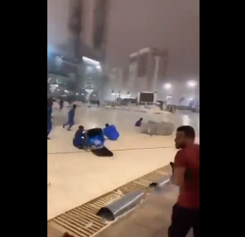 VIDEO: Fuerte tormenta arrastra a personas en Arabia Saudita