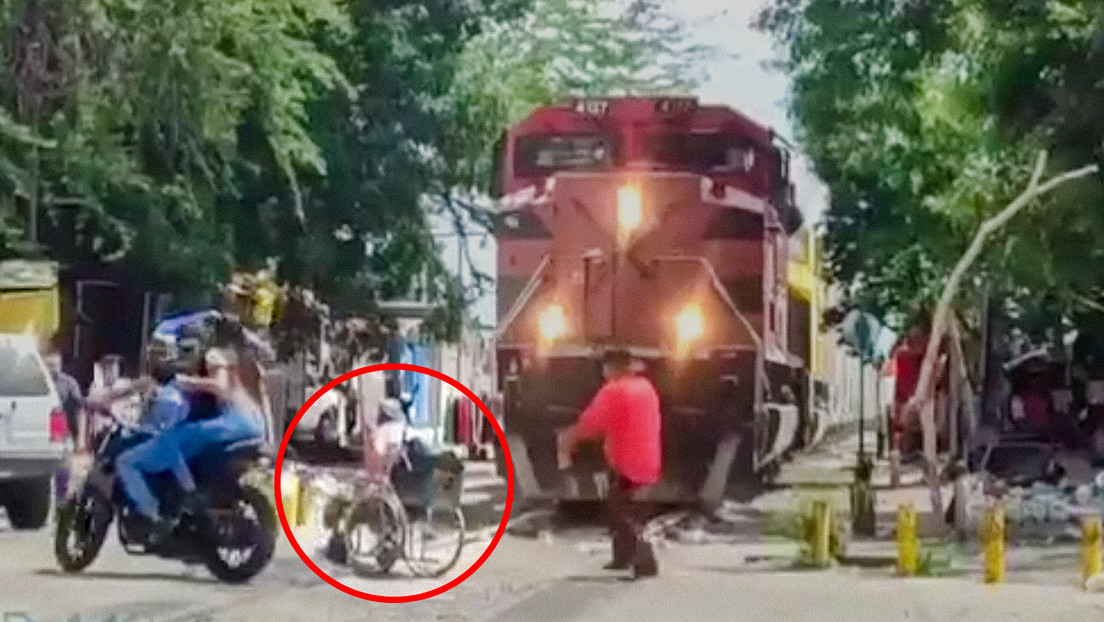 VIDEO: Salvan 'in extremis' a un hombre en silla de ruedas de ser arrollado por un tren en México