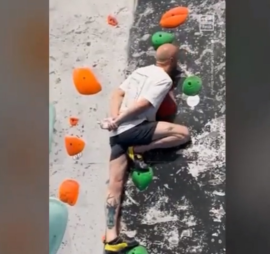 VIDEO: Un alpinista trepa un muro de escalada sin usar las manos