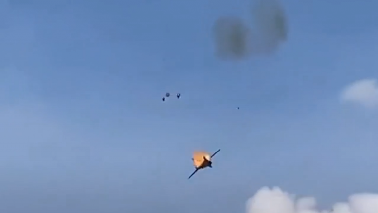 Un caza se estrella contra un aparcamiento durante un espectáculo aéreo en EE.UU.