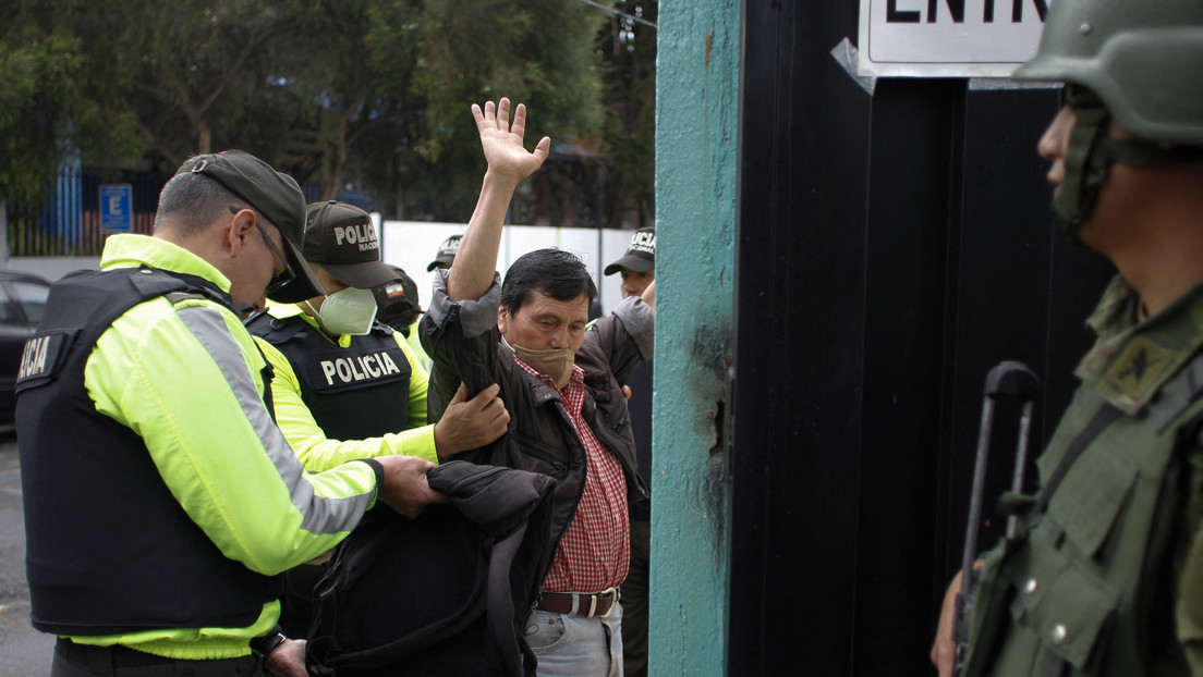 VIDEO: Un deudor de pensión alimenticia huye corriendo de la Policía al llegar a sufragar en Ecuador