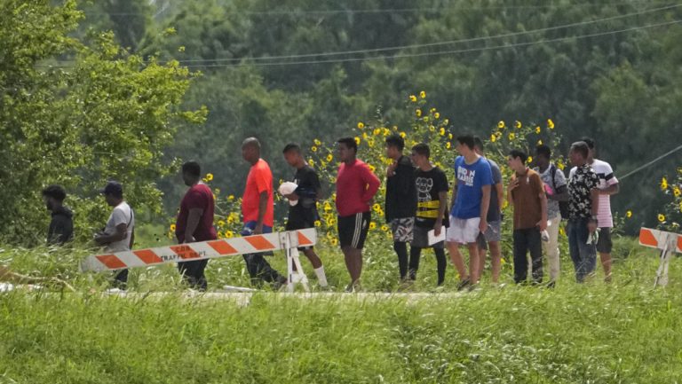 VIDEO: Un dron graba a delincuentes con machetes agrediendo a migrantes en la frontera de México y EE.UU.