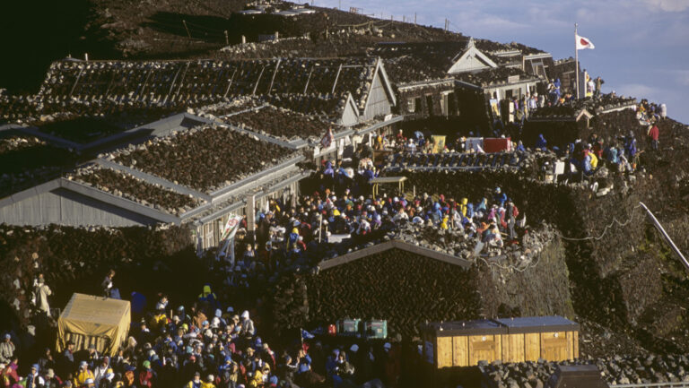 Autoridades japonesas alertan que el monte Fuji afronta "una crisis real"