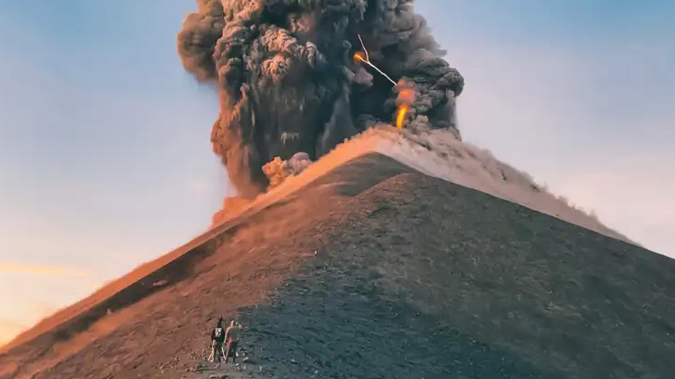 VIDEO: Captan la erupción del volcán de Fuego en Guatemala mientras suben por las laderas