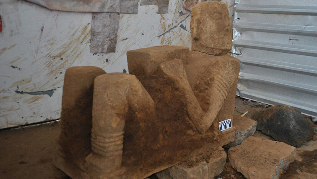 Descubren una escultura prehispánica de Chac Mool en el estado mexicano de Michoacán