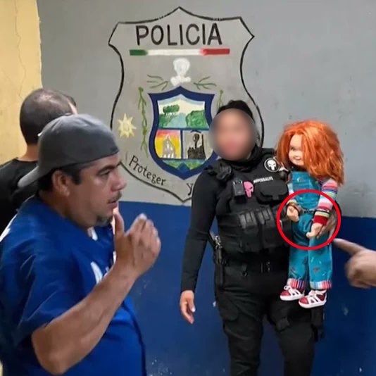 Detienen y esposan a un muñeco de 'Chucky' por alterar el orden público en México