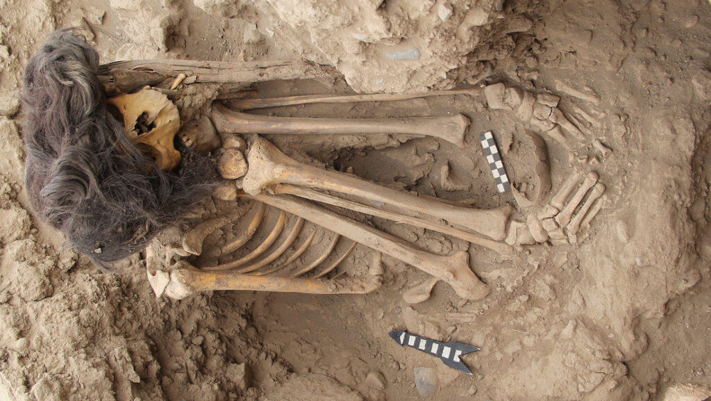 FOTO: Encuentran en Perú una momia preinca de 1.000 años