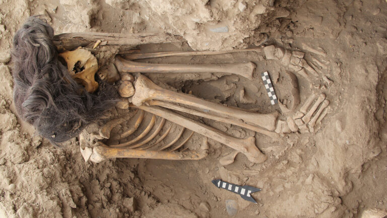 FOTO: Encuentran en Perú una momia preinca de 1.000 años
