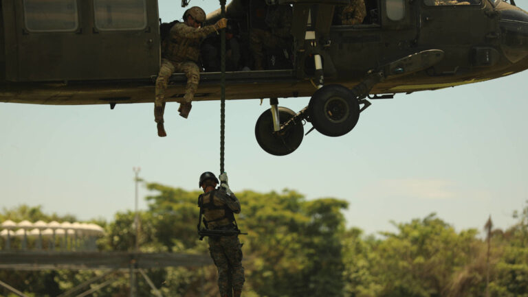 Guatemala despliega militares en la frontera con México por amenazas de los cárteles a su población