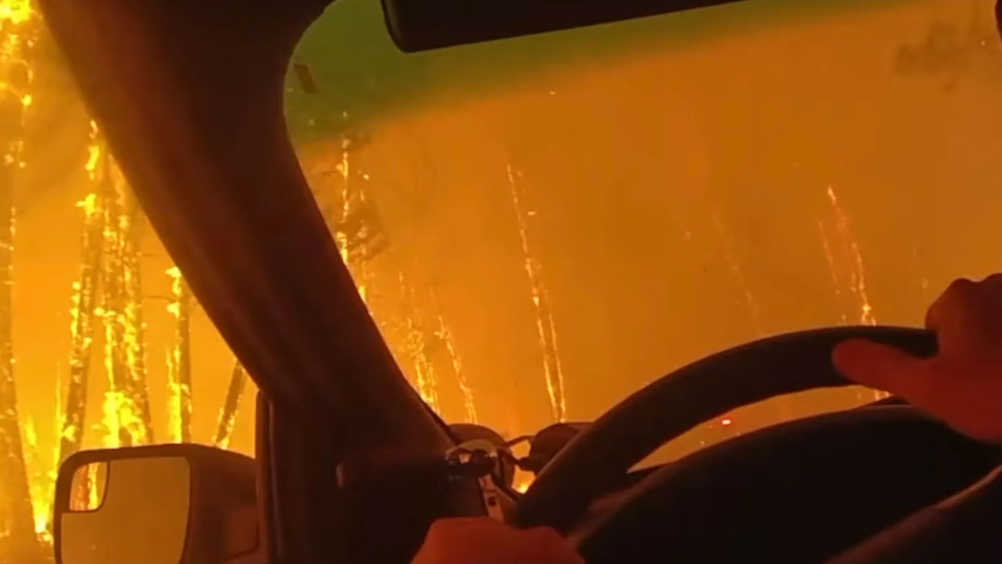 "Infierno en la Tierra": Evita morir al conducir a través de las llamas en EE.UU. (VIDEO)