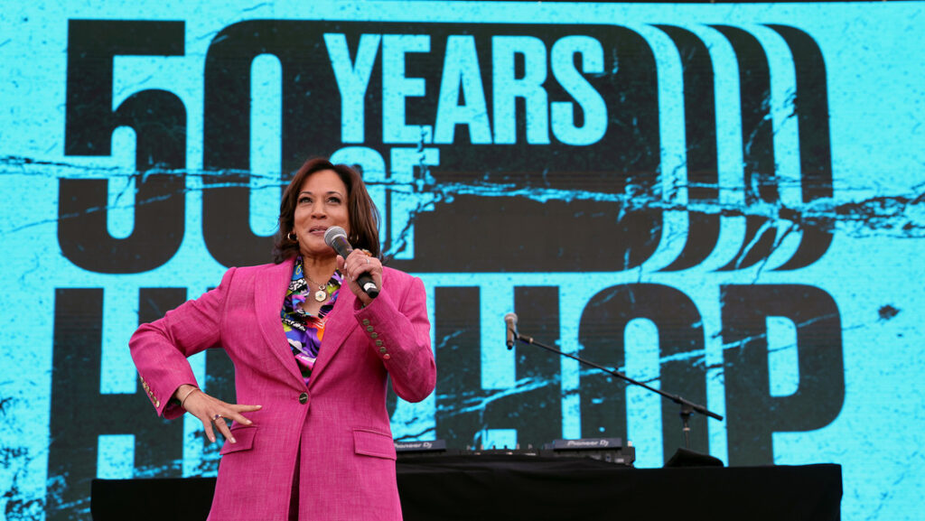 Kamala Harris recibe burlas en las redes por sus pasos de baile en una fiesta de hiphop (VIDEO)