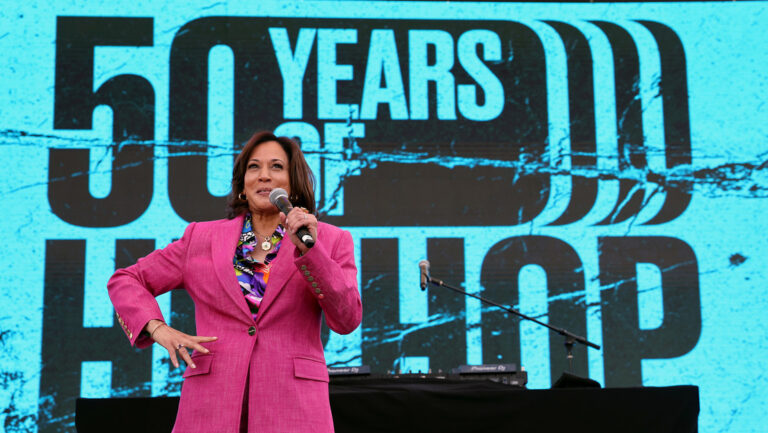 Kamala Harris recibe burlas en las redes por sus pasos de baile en una fiesta de hiphop (VIDEO)