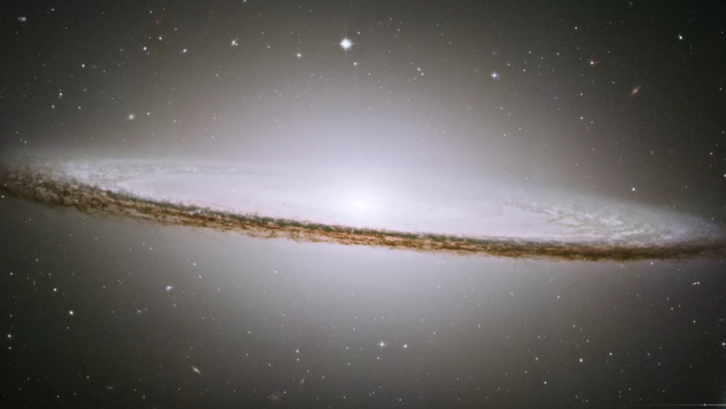 La NASA muestra la galaxia del Sombrero con imágenes captadas por dos telescopios espaciales (FOTO)