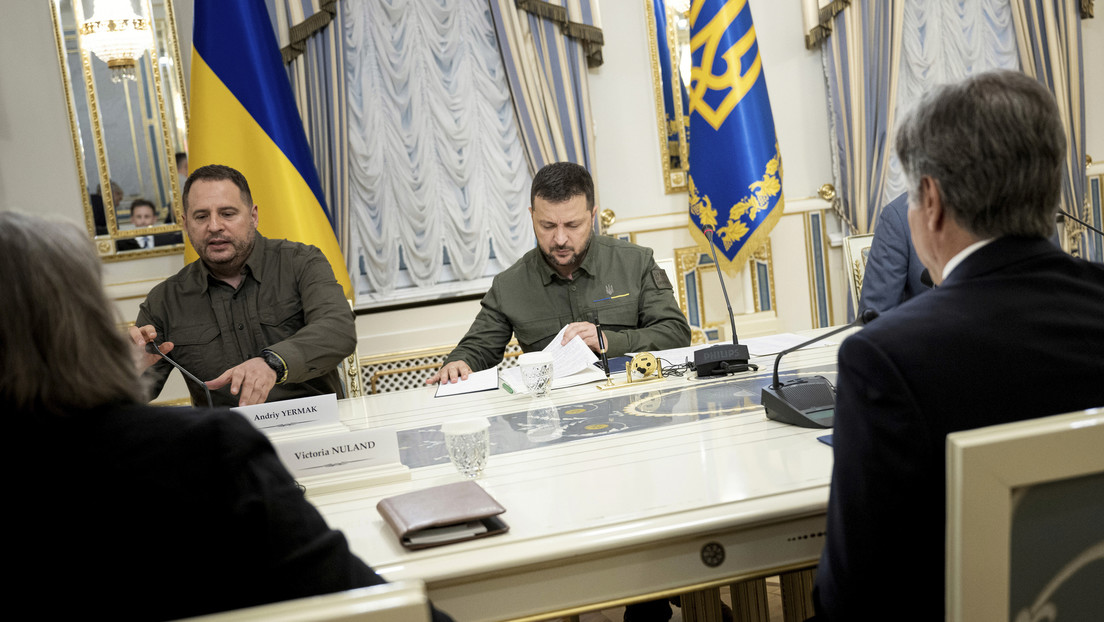 La economía ucraniana es un "zombi" dependiente del dinero extranjero, dice un ex primer ministro del país