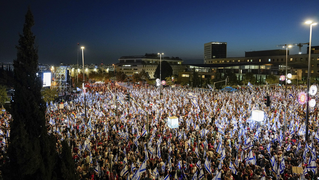 Miles de israelíes protestan contra el Gobierno mientras Netanyahu viaja a EE.UU.