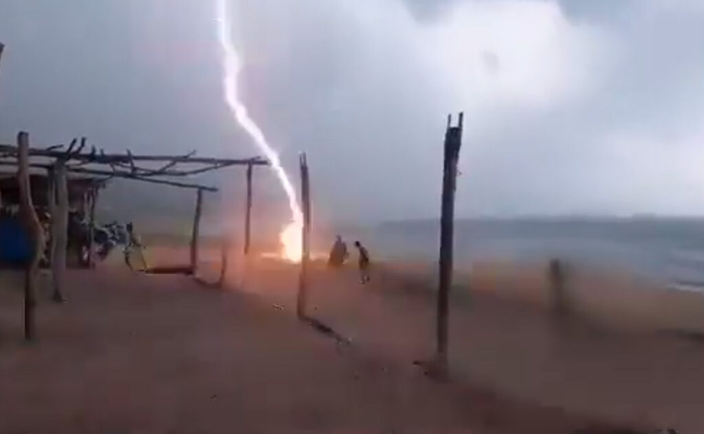 VIDEO: Mujer y vendedor de hamacas mueren al instante por un rayo en la playa de Aquila, Michoacán, México