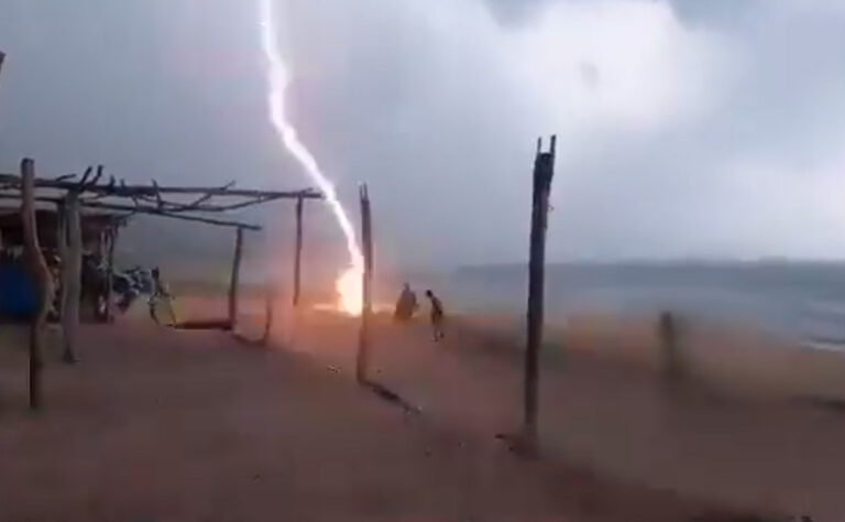 VIDEO: Mujer y vendedor de hamacas mueren al instante por un rayo en la playa de Aquila, Michoacán, México