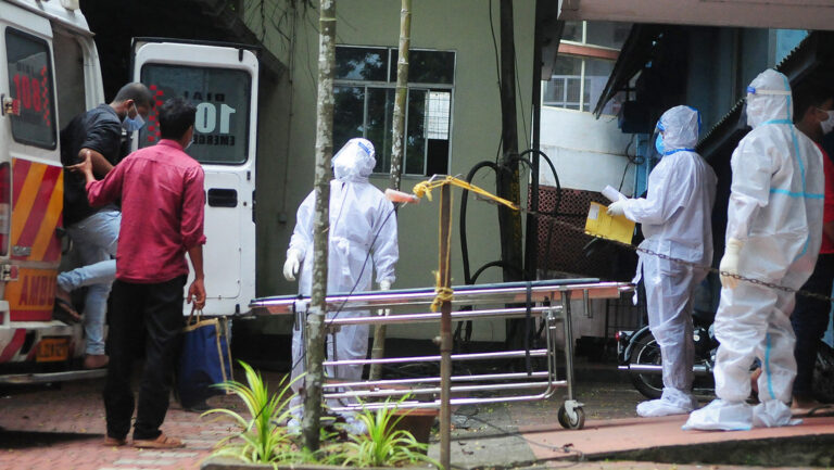 ¿Qué se sabe sobre el virus letal que tiene en alerta a un estado de la India?
