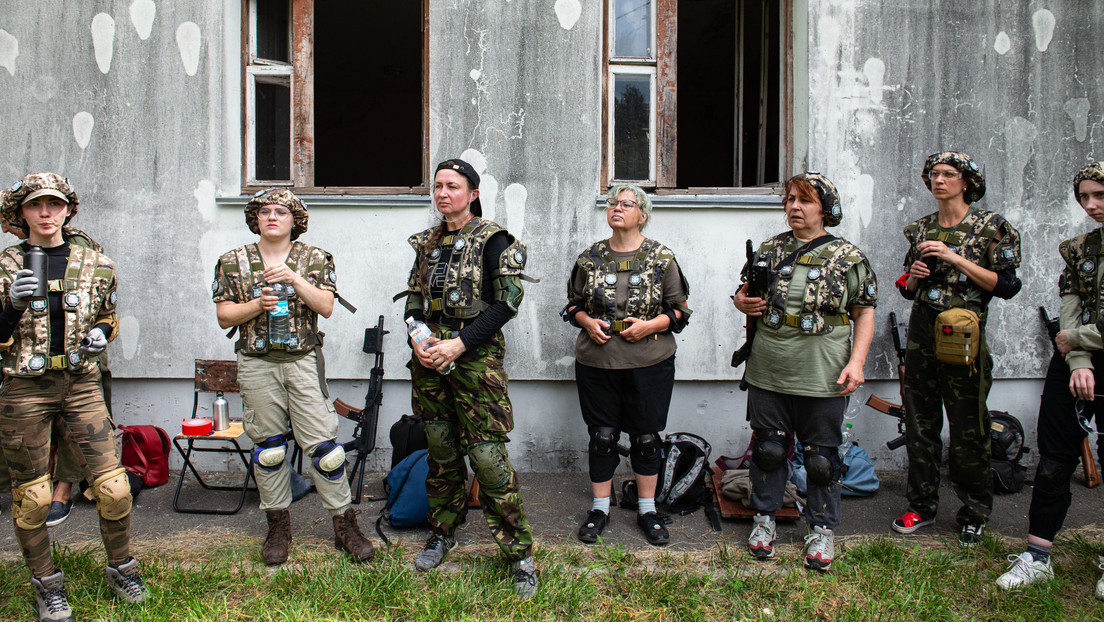 Ucrania limita los viajes al extranjero para mujeres obligadas a servir en el Ejército