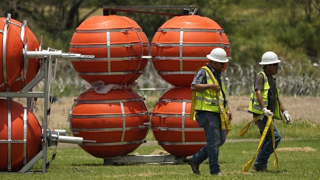 Un juez federal ordena a Texas retirar las barreras flotantes en el río Bravo