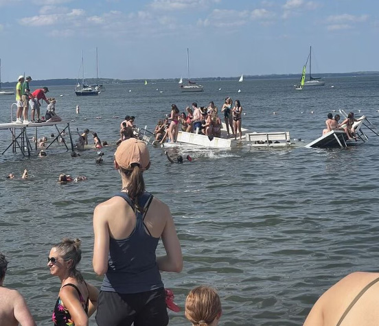 VIDEO: Al menos 60 estudiantes caen a un lago al derrumbarse un muelle en EE.UU.