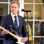 VIDEO: Blinken exhibe sus dotes musicales en un evento oficial