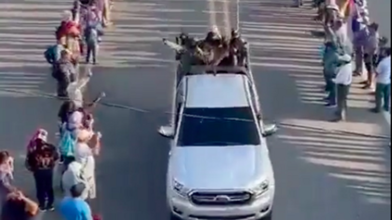 VIDEO: Reciben con aplausos a caravana del Cártel de Sinaloa que desfiló por el estado de Chiapas