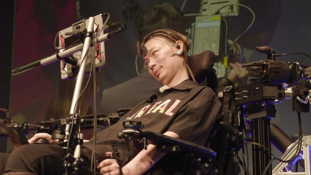 Un DJ japonés con una enfermedad degenerativa controla la música con el poder del pensamiento