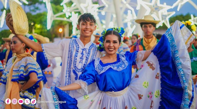 Con color propio: nicaragüenses celebran por primera vez el Día de la Vestimenta Nacional del Huipil