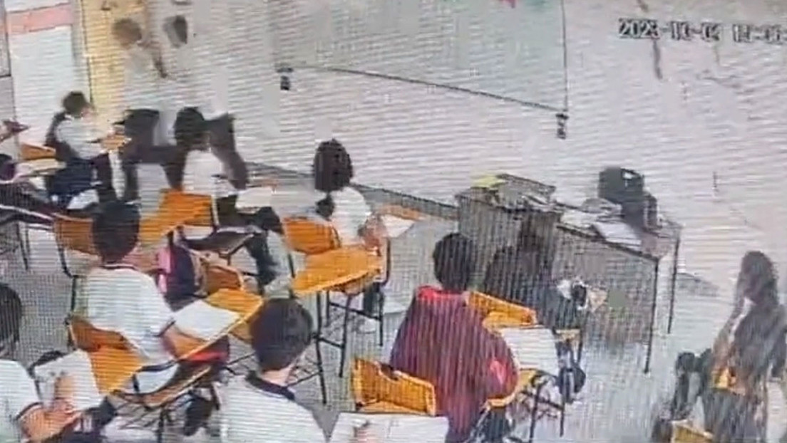 VIDEO: Alumno apuñala por la espalda a su profesora en una escuela de México