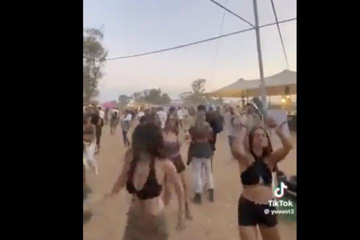 Aparece un video de asistentes a un festival musical escondiéndose durante el ataque de Hamás