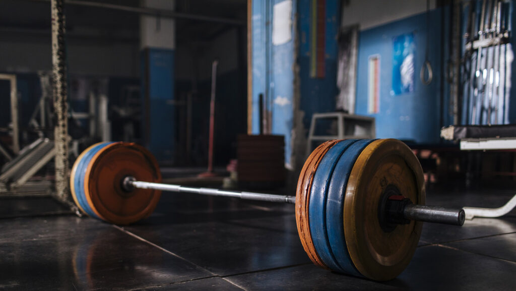 Barra de pesas le cae en el cuello y muere en un gimnasio en México