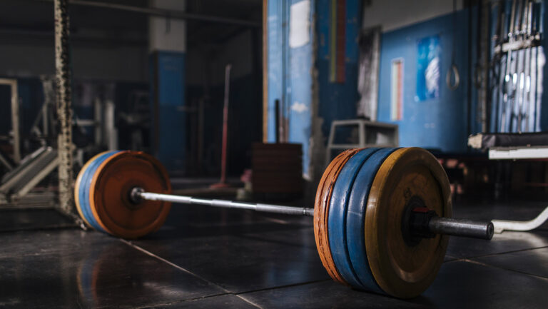 Barra de pesas le cae en el cuello y muere en un gimnasio en México