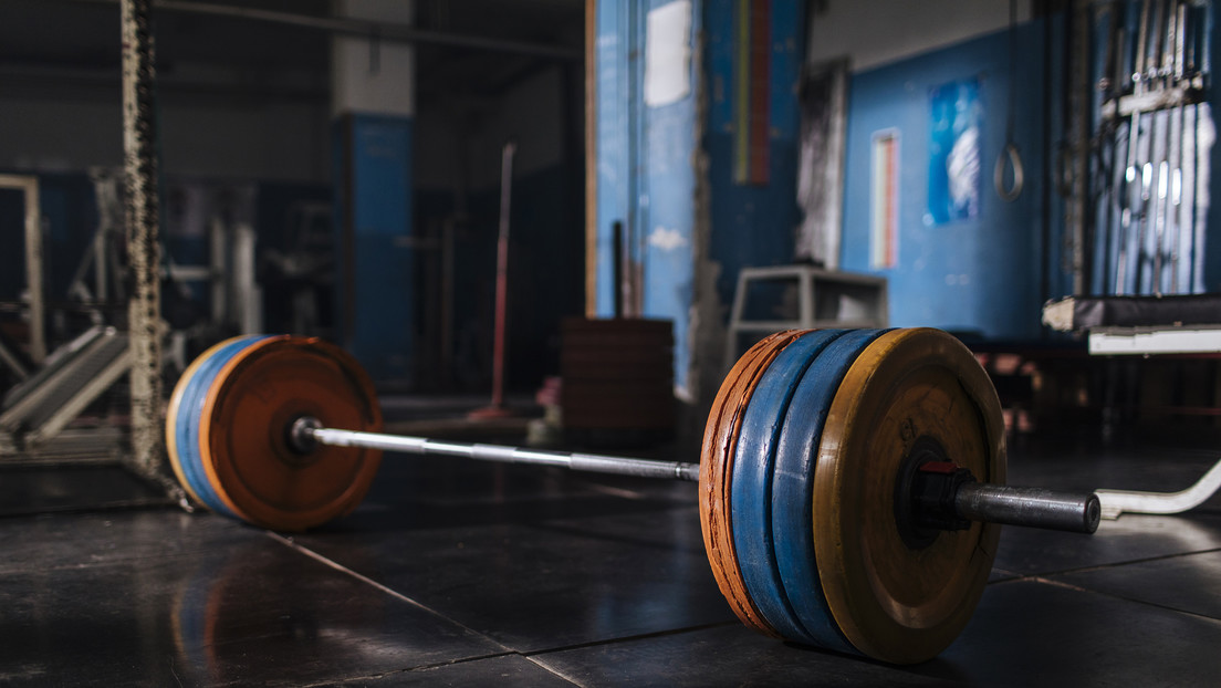 Barra de pesas le cae en el cuello y muere en un gimnasio en México