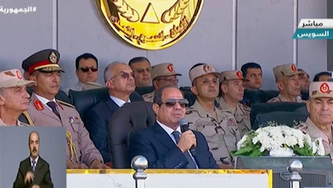 El presidente egipcio inspecciona una división blindada del Ejército (VIDEOS)