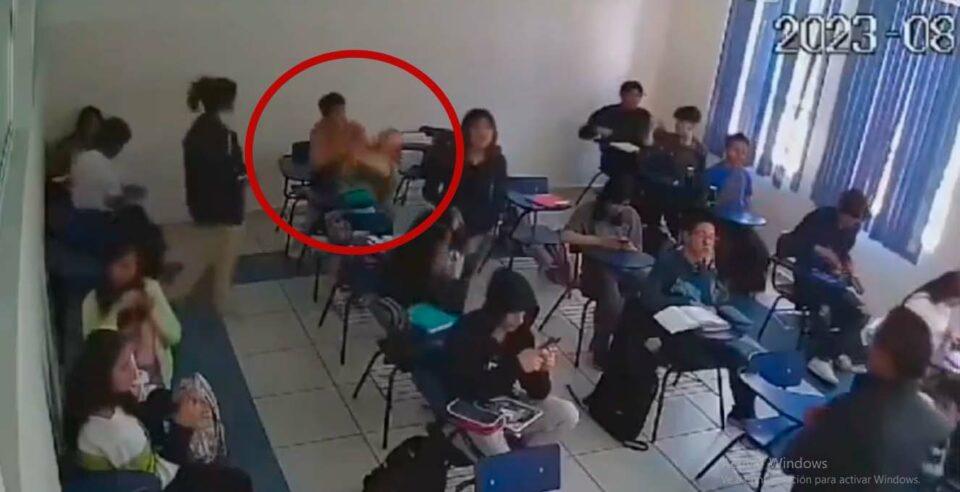 Estudiante aplica una llave china a compañera de clase hasta desmayarla en México