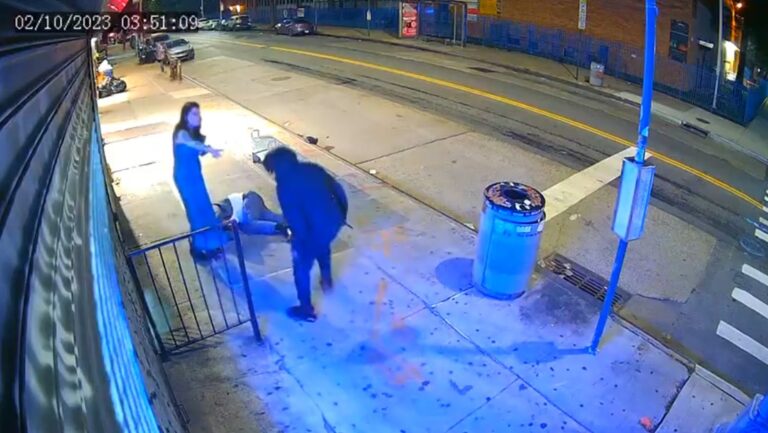 Un activista es asesinado a puñaladas frente a su novia en una parada de bus en Nueva York (VIDEO)