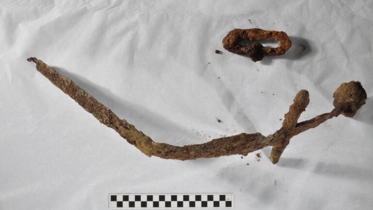 Una espada de los cruzados hallada en Finlandia podría reescribir la historia de la cristianización del país