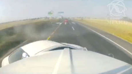 VIDEO: Camión cisterna aplasta un coche en aparatoso accidente en México