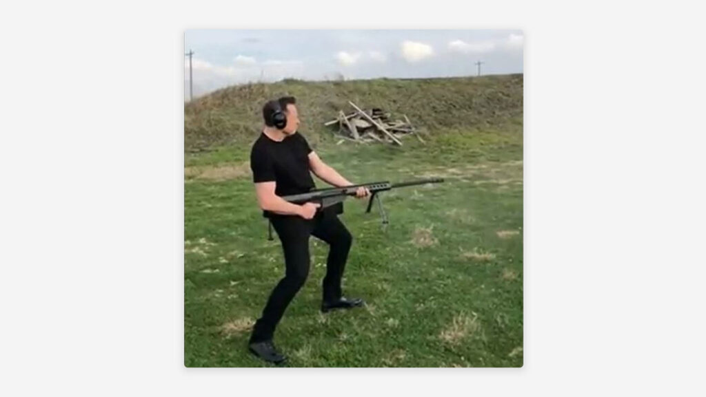 VIDEO: Elon Musk dispara desde la cadera un rifle de francotirador