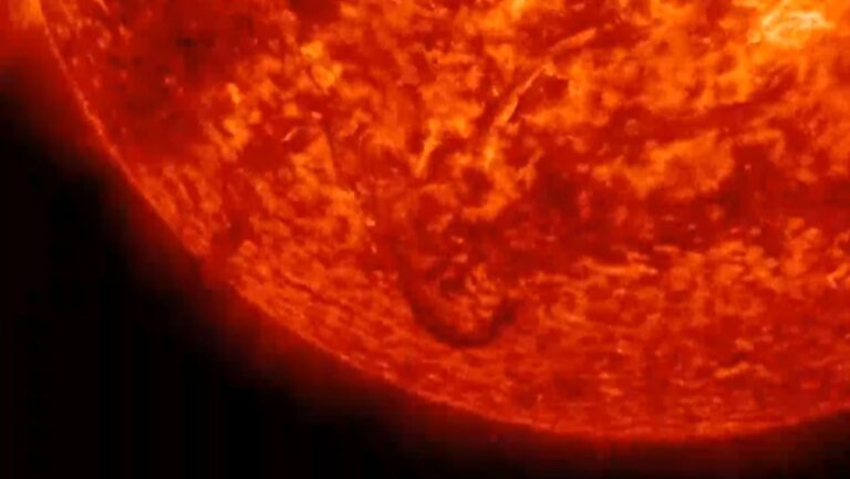 El Sol expulsa un gran "cañón de fuego" en la noche de Halloween (VIDEO)