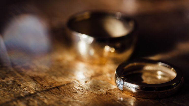 Encuentran entre 20 toneladas de basura un anillo de boda perdido