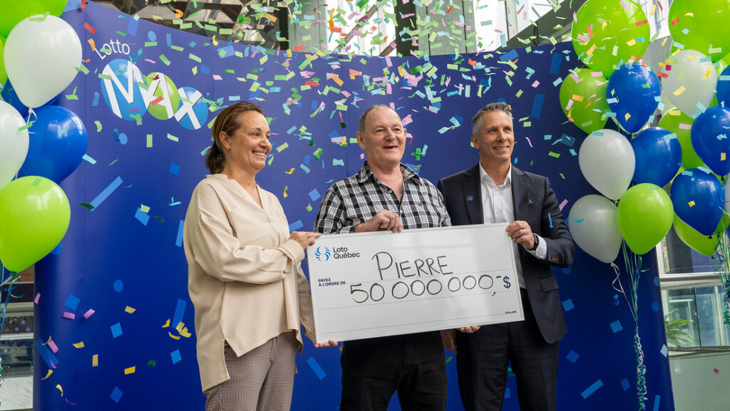 Gana más de 30 millones de dólares en la lotería y continúa madrugando para ir a trabajar