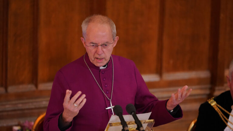 La Iglesia de Inglaterra respalda un plan piloto para la bendición de bodas entre personas del mismo sexo