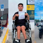 Multan a joven en silla de ruedas por estacionarse en un lugar para personas con discapacidad en Cancún