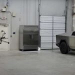Un cómico pierde una apuesta de un dólar contra Musk al no lograr traspasar un Cybertruck con una flecha (VIDEO)