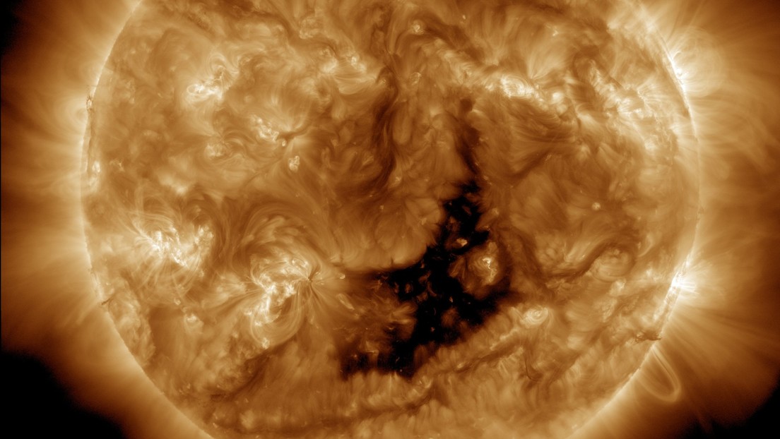 Un enorme agujero coronal se forma en el Sol