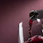 Un estudio revela por qué a veces nos duele la cabeza al tomar una copa de vino tinto